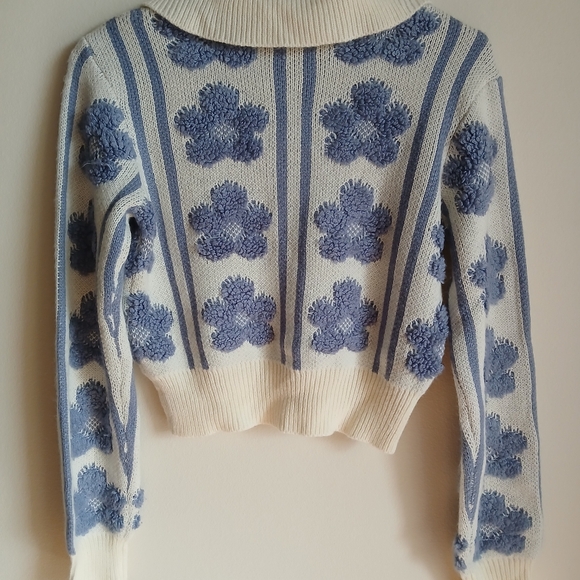 Forever 21 Sweater Size Small 3 Button Blue Cream Cropped - Picture 11 of 13